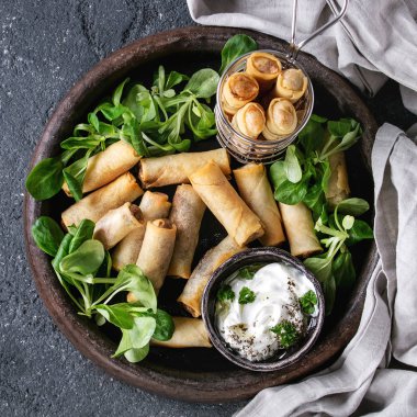 Soslu kızarmış bahar rulolar