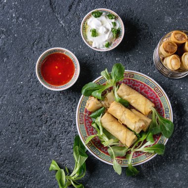 Soslu kızarmış bahar rulolar