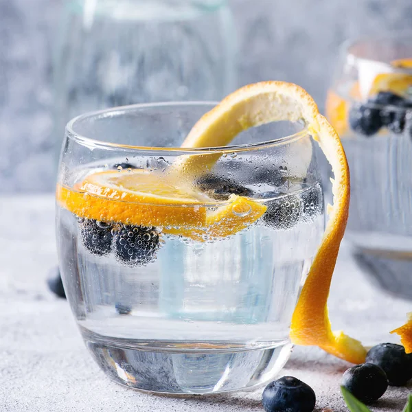 Tonik biberiye ve yaban mersini ile kokteyl