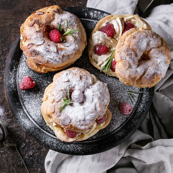 Bolo Choux Paris Brest com framboesas — Fotografia de Stock