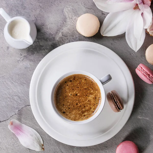 Taza de café negro con magnolia — Foto de Stock