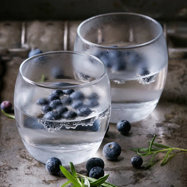 Tonic cocktail with rosemary and blueberries — Stock Photo, Image