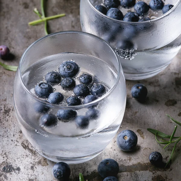 Tonik biberiye ve yaban mersini ile kokteyl