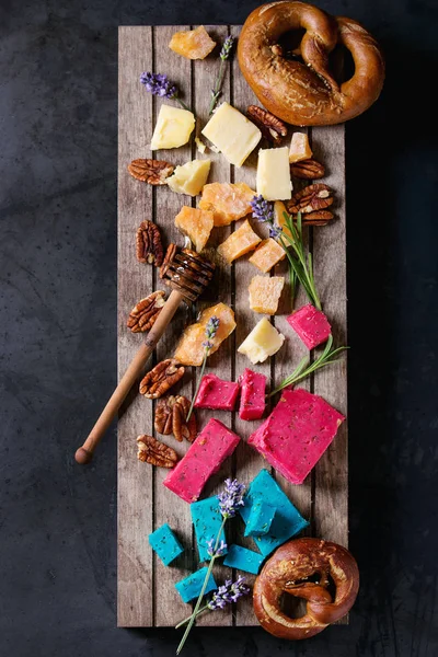 Variedade de queijo holandês colorido — Fotografia de Stock