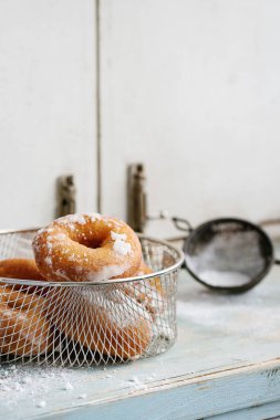 Pudra şekeri ile ev yapımı çörek