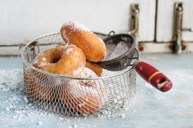 Pudra şekeri ile ev yapımı çörek