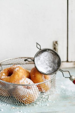 Pudra şekeri ile ev yapımı çörek