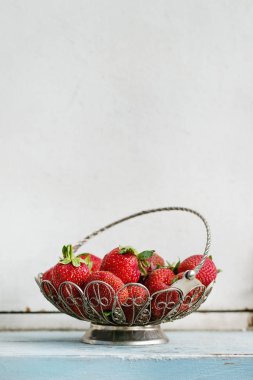 Cam vazo içinde sunulan taze çilek