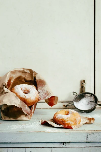 砂糖の粉と自家製ドーナツ — ストック写真