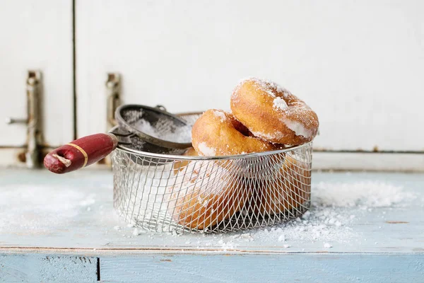 Donuts caseiros com açúcar em pó — Fotografia de Stock