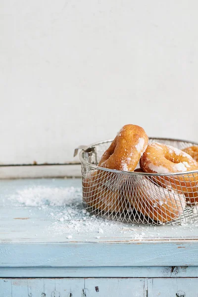 Hemgjorda donuts med socker pulver — Stockfoto