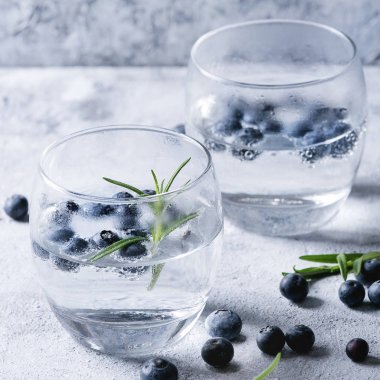 Tonik biberiye ve yaban mersini ile kokteyl