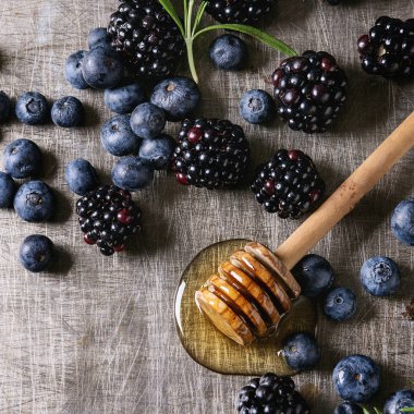 Çilek, bal ve biberiye