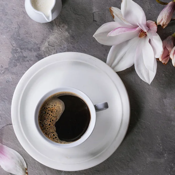 Φλυτζάνι του μαύρου καφέ με μανόλια — Φωτογραφία Αρχείου