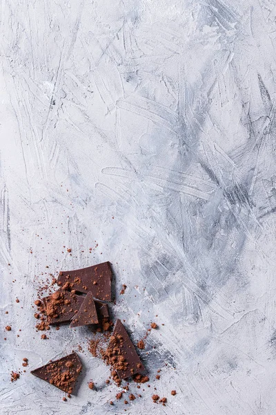 Dark chocolate with cocoa powder — Stock Photo, Image