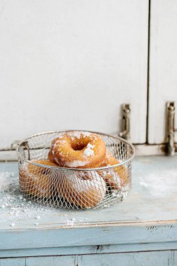 Pudra şekeri ile ev yapımı çörek