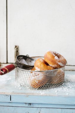 Pudra şekeri ile ev yapımı çörek