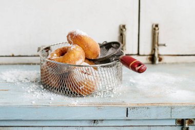 Pudra şekeri ile ev yapımı çörek