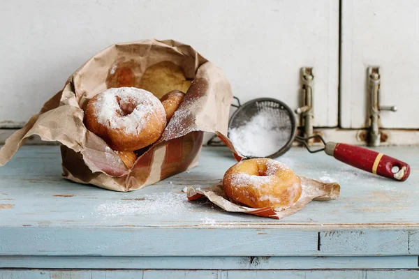 Donuts caseiros com açúcar em pó — Fotografia de Stock