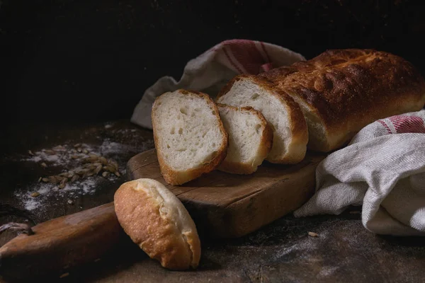 Ev yapımı beyaz buğday ekmek — Stok fotoğraf