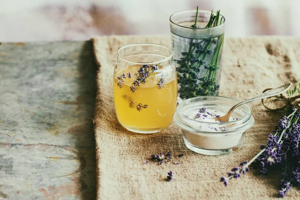 Miel y azúcar aromatizados con lavanda —  Fotos de Stock