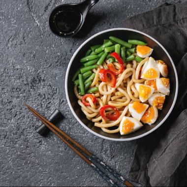 Fry udon erişte ilave edin