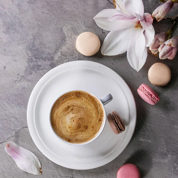 Secangkir kopi hitam dengan magnolia — Stok Foto