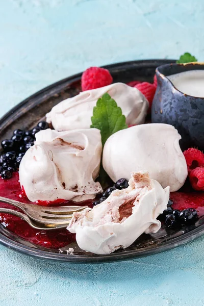 Summer dessert Eton Mess — Stock Photo, Image