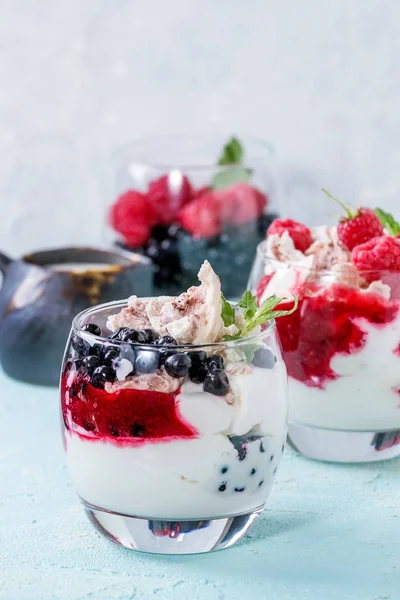 Postre de verano Eton Mess —  Fotos de Stock