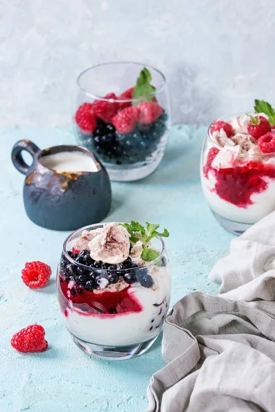 Postre de verano Eton Mess —  Fotos de Stock