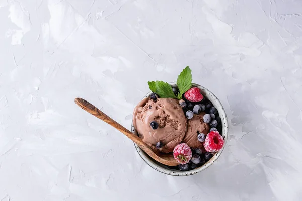 Домашнее шоколадное мороженое — стоковое фото
