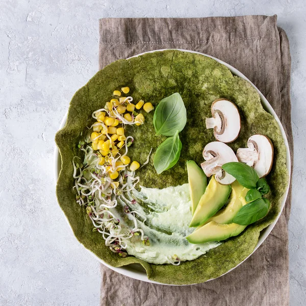 Groene spinazie tortilla — Stockfoto