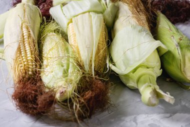 Genç ham mısır koçanı