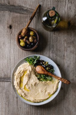 Humus zeytin ve otlar ile