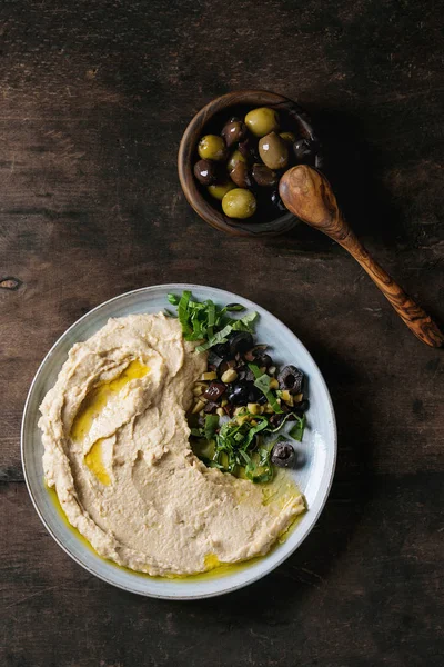 Humus zeytin ve otlar ile