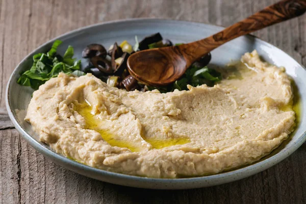 Hummus s olivami a bylinkami — Stock fotografie