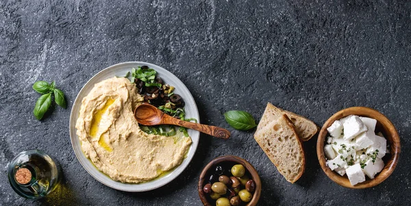 Hummus con olive ed erbe aromatiche — Foto Stock