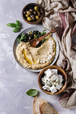 Humus zeytin ve otlar ile