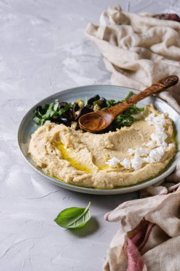 Humus zeytin ve otlar ile