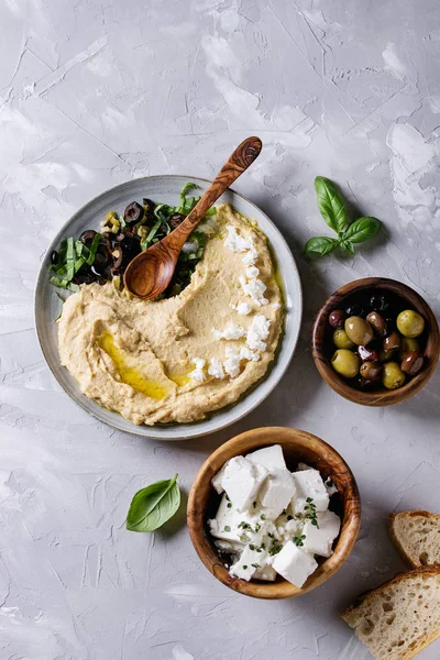 Humus zeytin ve otlar ile