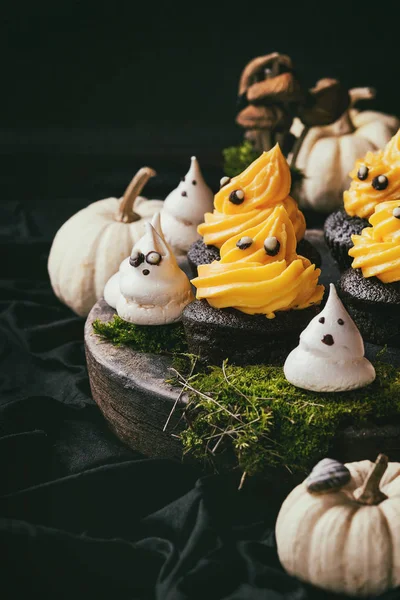 Cadılar Bayramı tatlı tablo dekore edilmiştir.