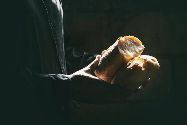 Nybakat bröd i händer — Stockfoto