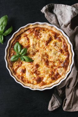 Fırında quiche pasta yeşillikleri ile