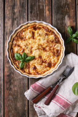Fırında quiche pasta yeşillikleri ile