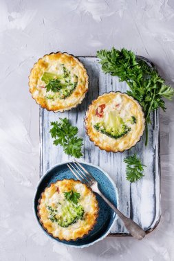 Fırında quiche pasta yeşillikleri ile