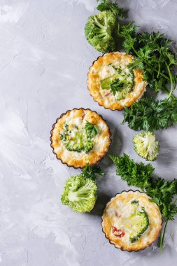 Fırında quiche pasta yeşillikleri ile