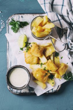 Soslu balık ve patates kızartması