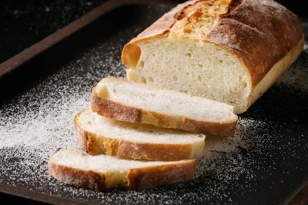 Frisch gebackenes Weizenbrot — Stockfoto