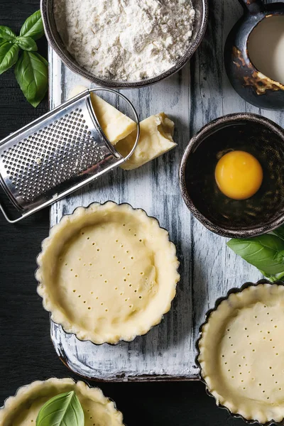 Deeg voor quiche taart bakken — Stockfoto