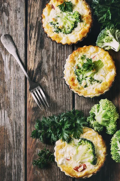 Torta de quiche assada com verduras — Fotografia de Stock